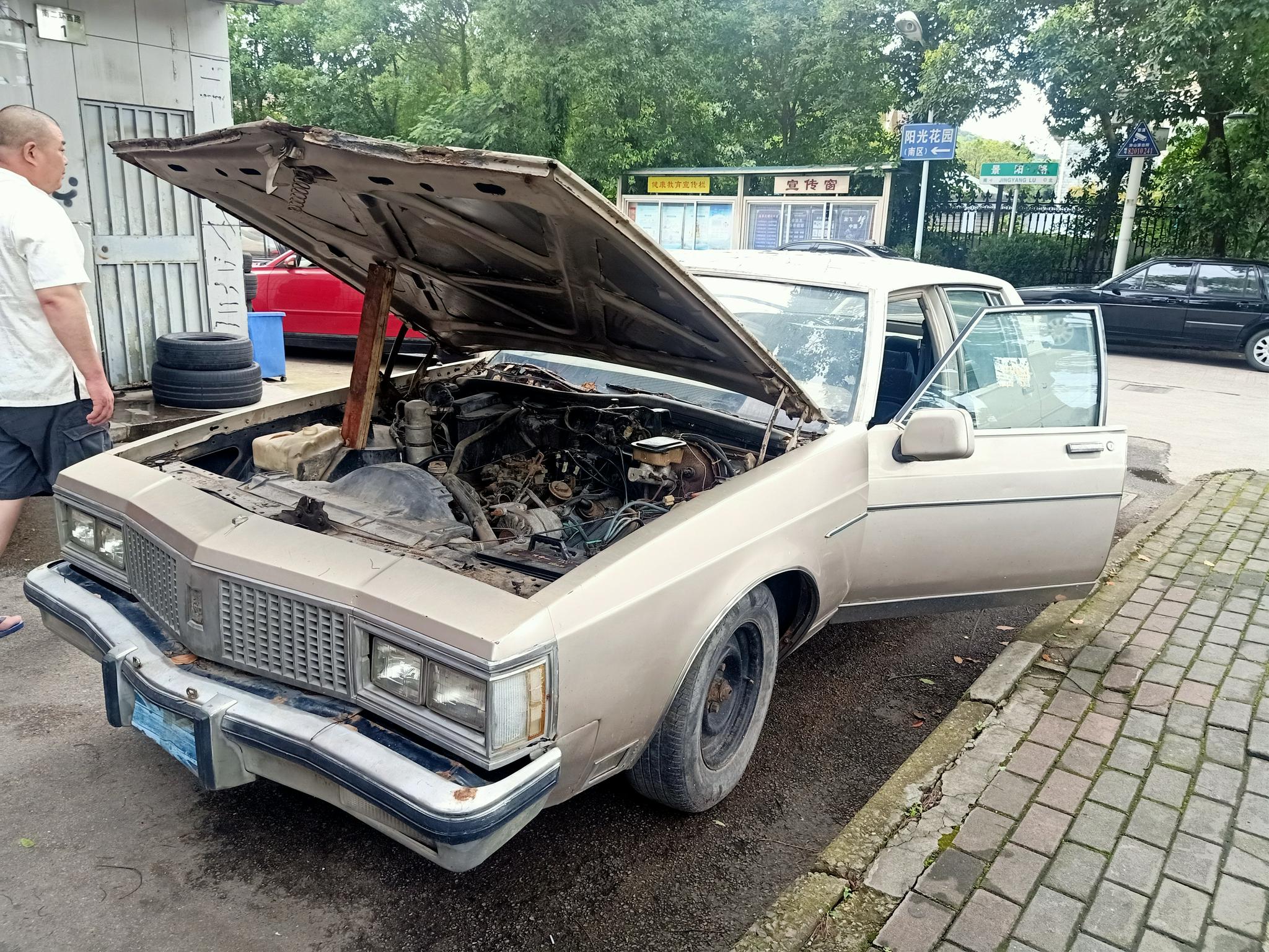 80年代的美系车奥兹莫比尔,国内甚是少见,网友想修复