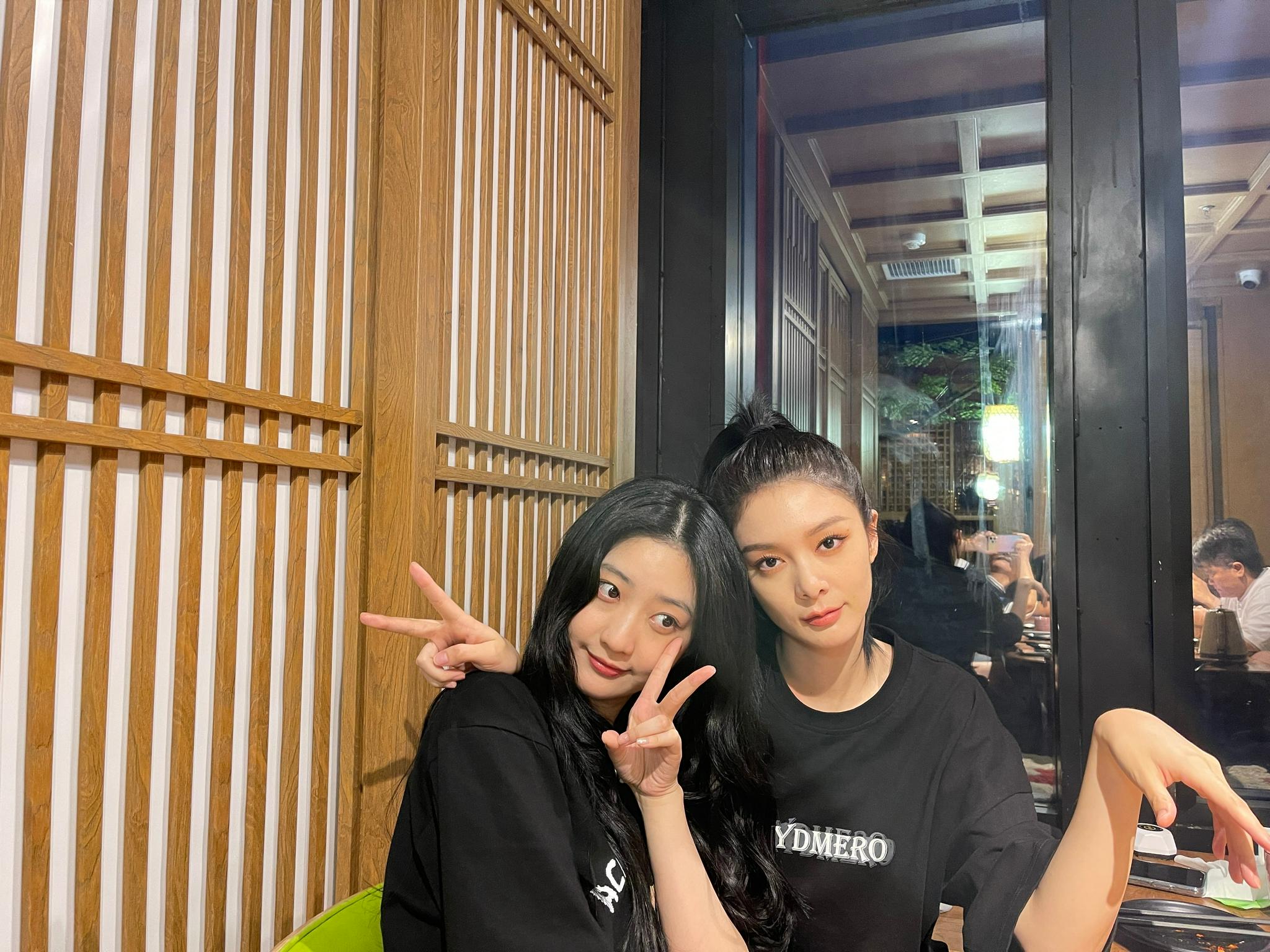 傅菁晒与戚砚笛的搞怪合照