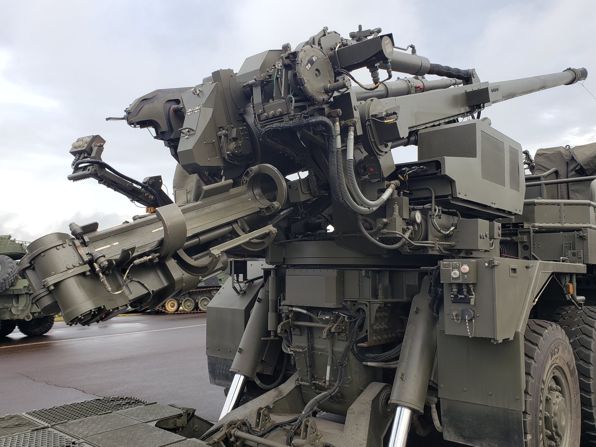 日本19式卡车炮中部炮班成员搭载室的细节:胶合板座位