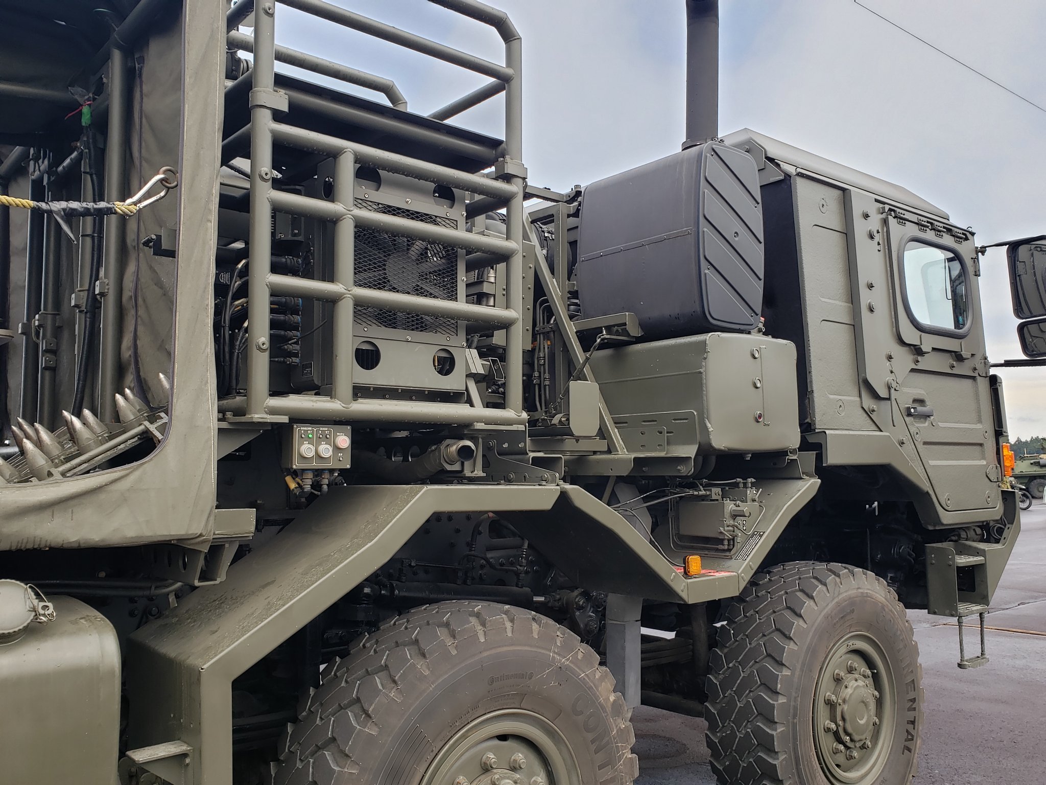 日本19式卡车炮中部炮班成员搭载室的细节:胶合板座位