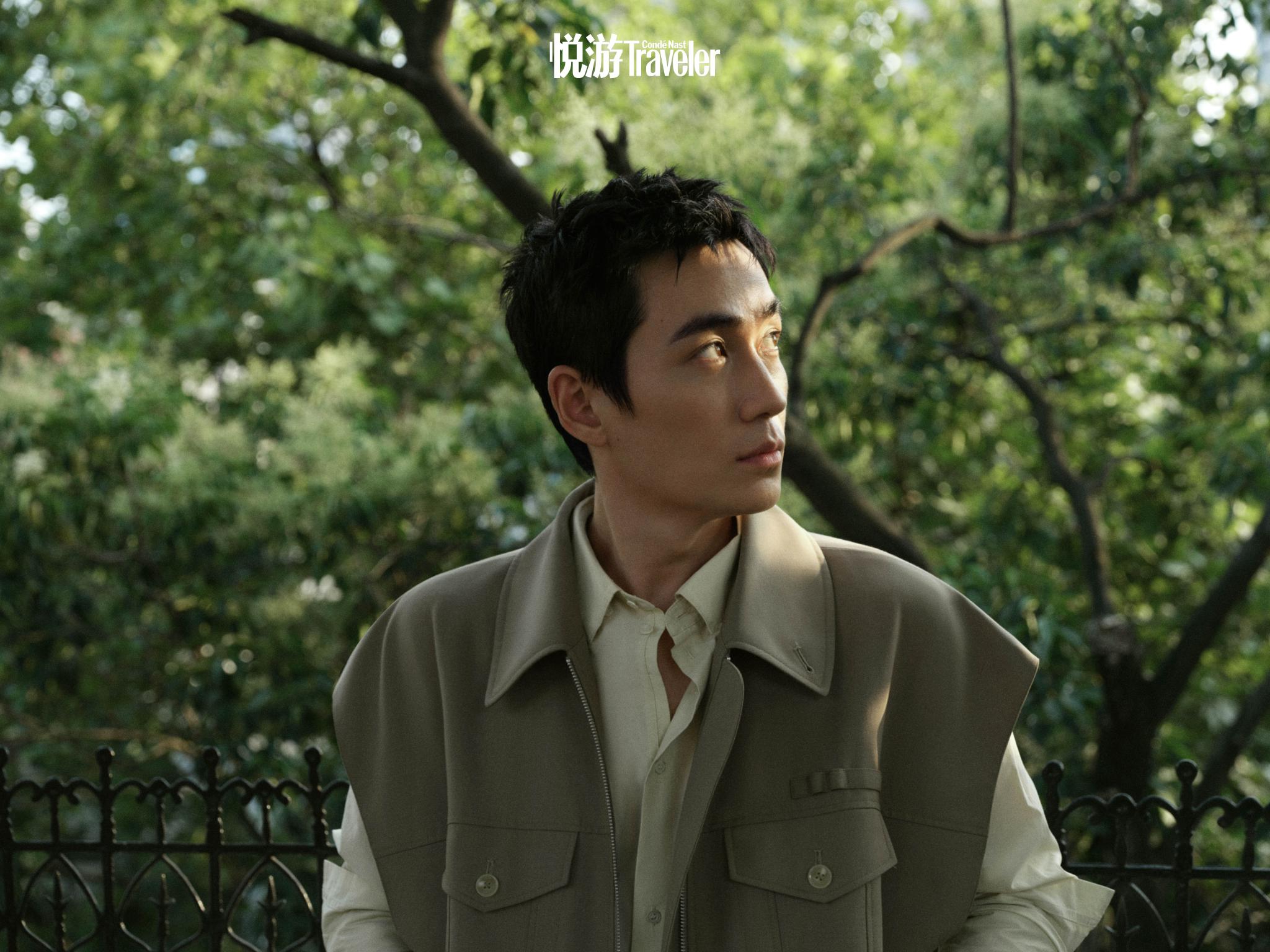 朱一龙 x 悦游 7月刊封面大片 漫步在江城的静谧小巷