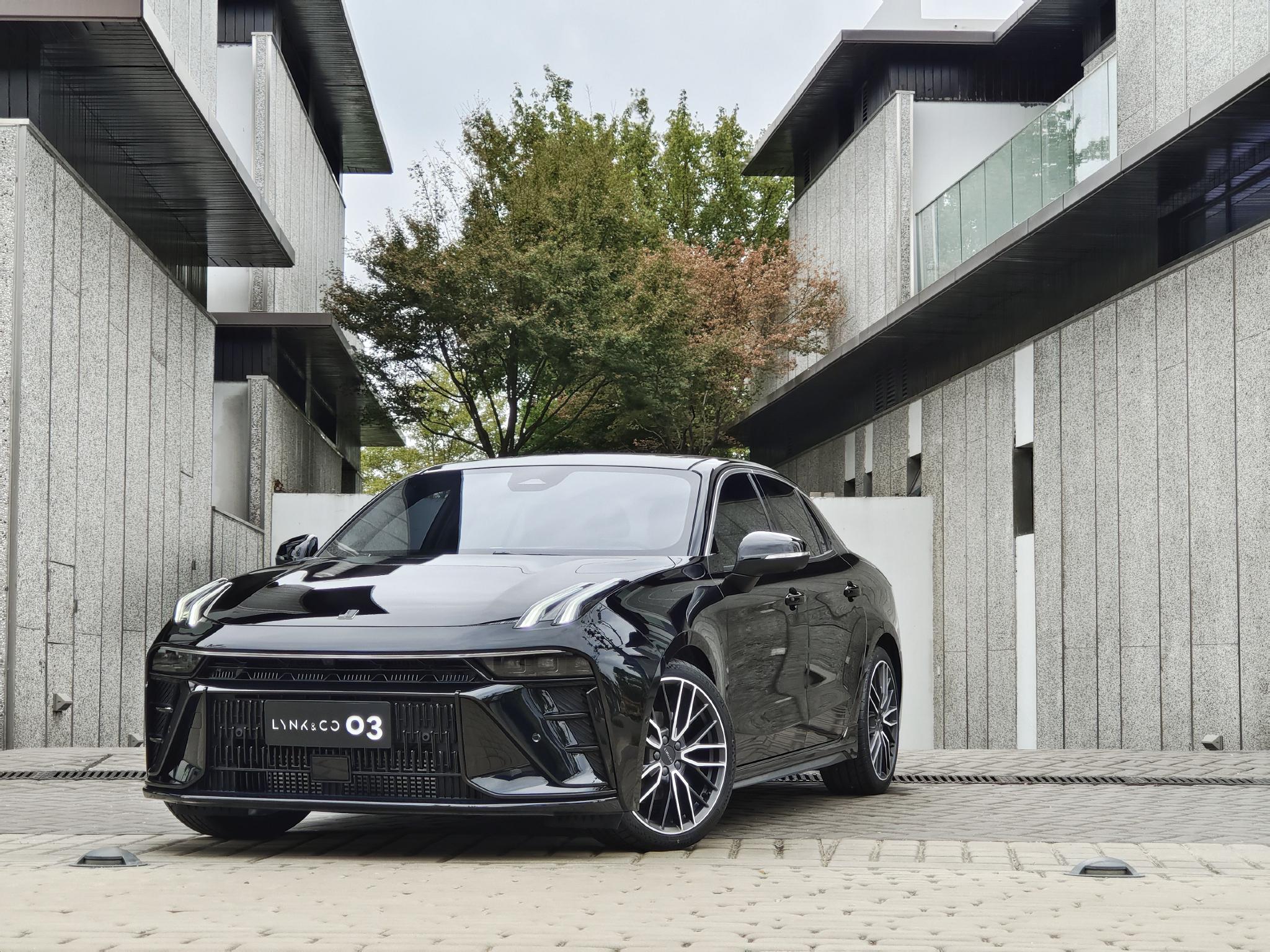 突然发现黑色新一代领克03阴天的时候很帅啊!__财经头条