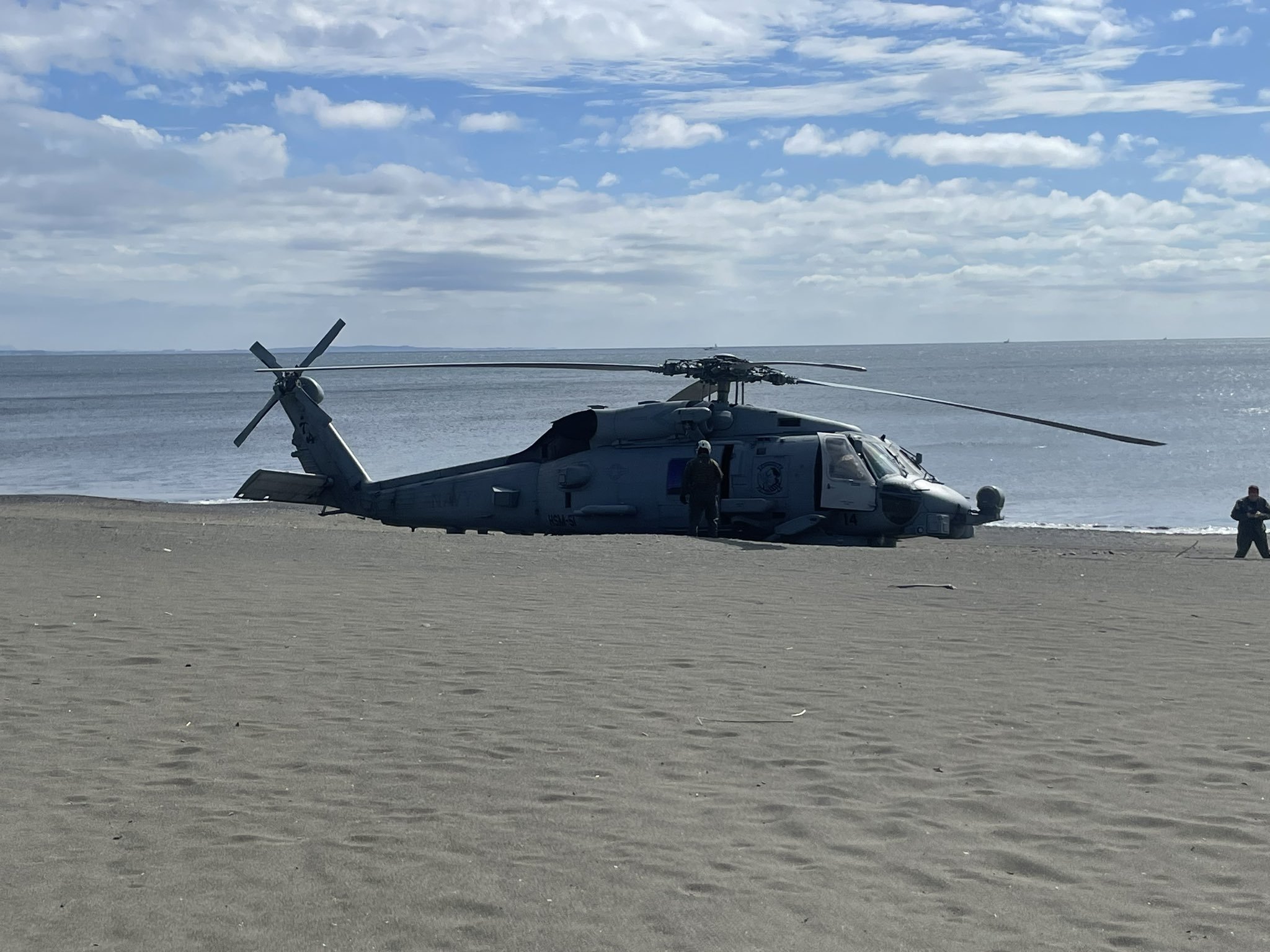 驻日美军一架mh60r海鹰直升机降落在神奈川县茅崎市海岸