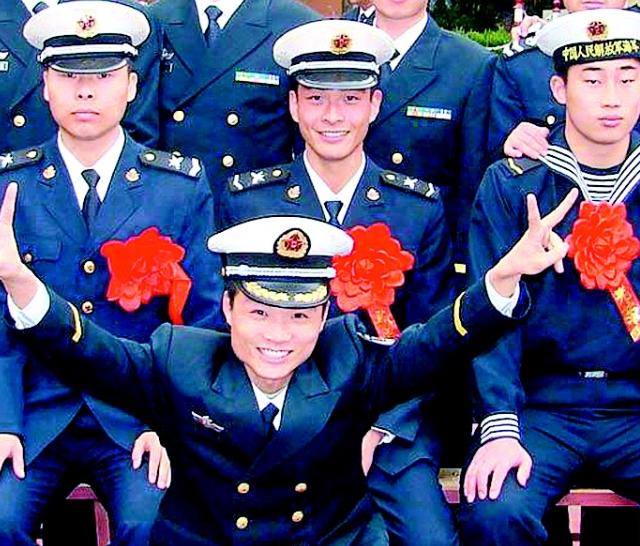 26岁军人浴火救44人,全身90%烧伤后被迫分手,意外收获最美爱情休闲区蓝鸢梦想 - Www.slyday.coM 26岁军人浴火救44人,全身90%烧伤后被迫分手,意外收获最美爱情休闲区蓝鸢梦想 - Www.slyday.coM