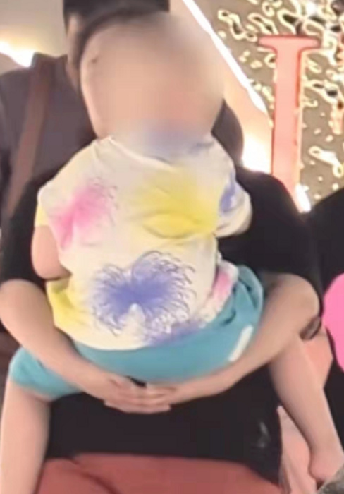 沈腾老婆路人视角生图曝光,脸上肉多到浮肿,看身形疑怀二胎休闲区蓝鸢梦想 - Www.slyday.coM 沈腾老婆路人视角生图曝光,脸上肉多到浮肿,看身形疑怀二胎休闲区蓝鸢梦想 - Www.slyday.coM