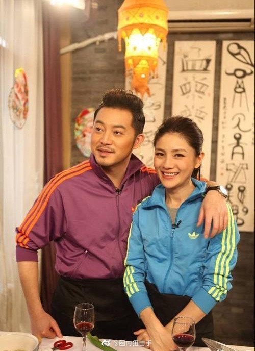 胡可晒了和沙溢两人同游迪士尼的照片……__财经头条