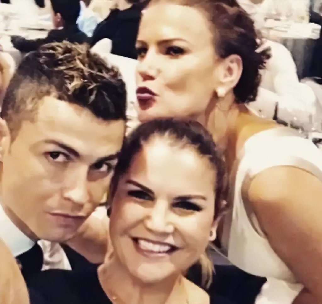 梅西专访带刺?C罗和他家庭教育真的区别很大 下一代都受影响休闲区蓝鸢梦想 - Www.slyday.coM 梅西专访带刺?C罗和他家庭教育真的区别很大 下一代都受影响休闲区蓝鸢梦想 - Www.slyday.coM