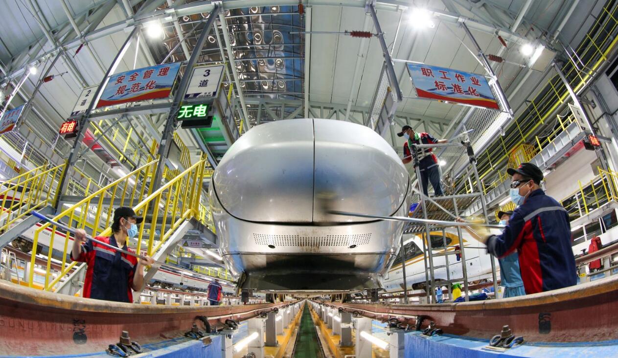 复兴号进行清洗作业设施.北京局集团公司供图