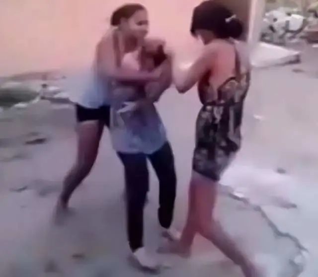 22岁漂亮女大学生,为爱远嫁非洲,惨遭凌辱,其父竟喝药自杀休闲区蓝鸢梦想 - Www.slyday.coM 22岁漂亮女大学生,为爱远嫁非洲,惨遭凌辱,其父竟喝药自杀休闲区蓝鸢梦想 - Www.slyday.coM