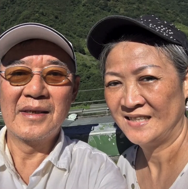 68岁李立群近照头发花白一脸沧桑与小9岁爱妻同框很甜蜜