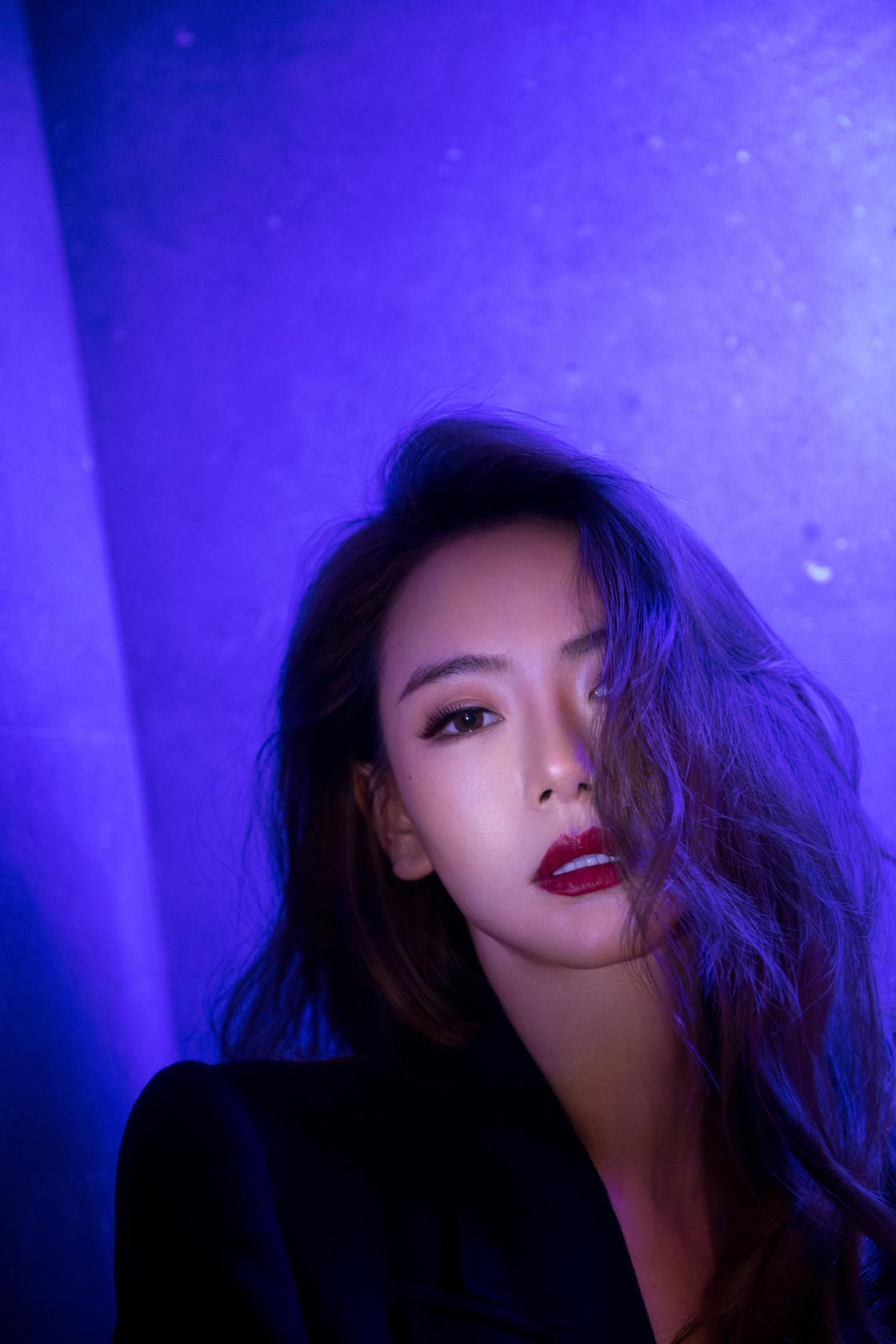 迷幻的光影,性感的妆容,霸气的西装外套,活脱脱的女霸总本人