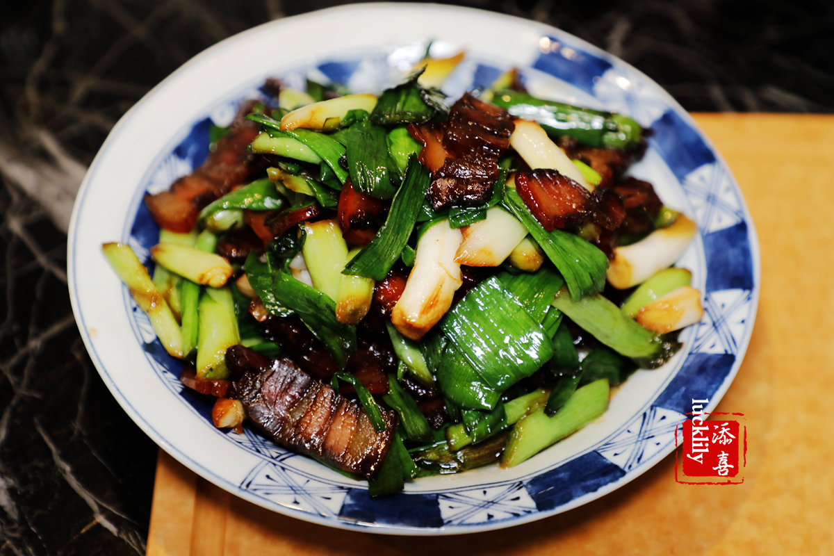 烹饪小白快快来上手,年味儿最香的一道家常菜——青蒜炒腊肉