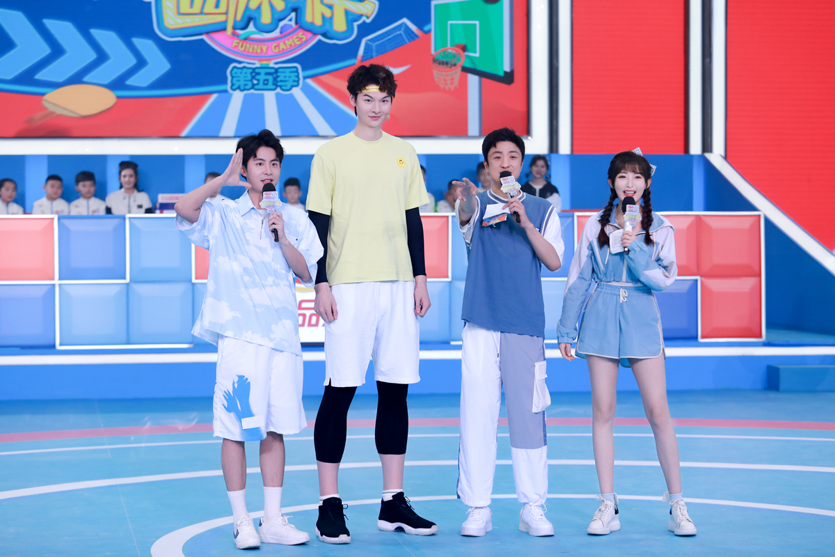 王哲林蒙眼投篮超帅气运动不一样5孩子们将篮球玩出新花样