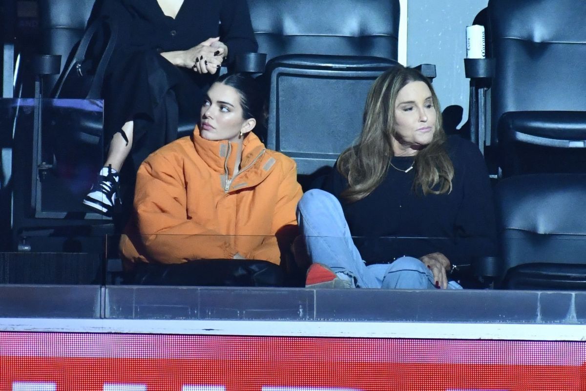 kendall和爸爸caitlynjenner一起现身太阳快船比赛