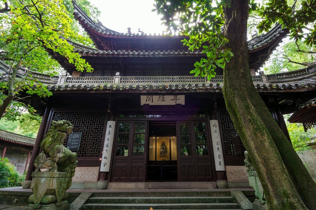 天一阁位于浙江省宁波市海曙区,是明朝范钦所建的藏书楼……