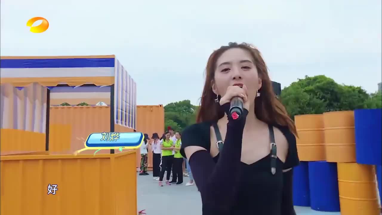 摇啊笑啊桥六个女生卖力划水竟是为了和心上人唱歌太甜蜜了