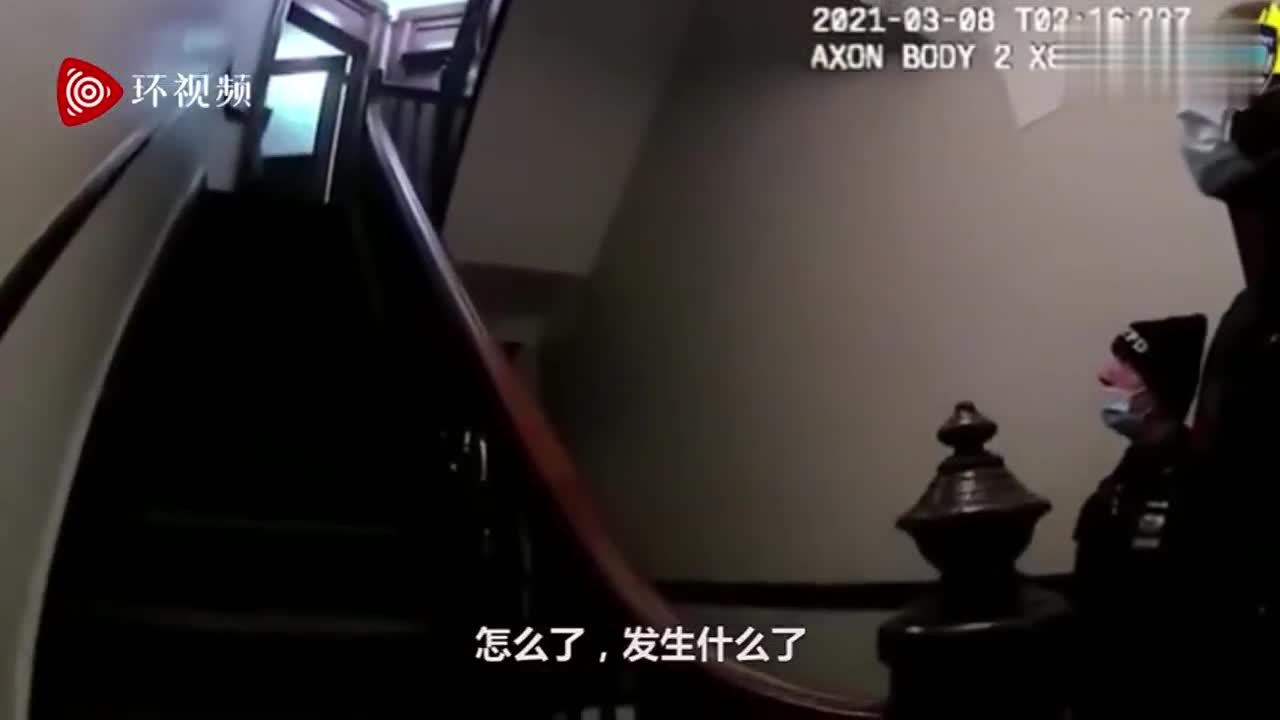 惊险瞬间！正询问时一男子突然开火，纽约警察掏枪反击后侥幸逃生休闲区蓝鸢梦想 - Www.slyday.coM