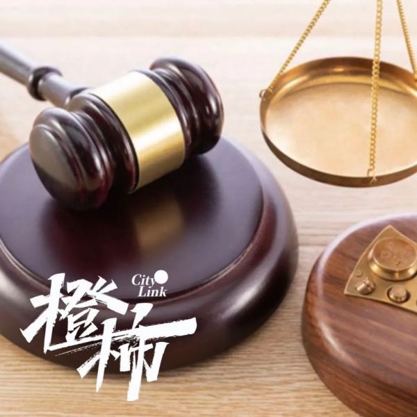 在楼道堆杂物引发火灾，大伯被判赔偿443万，物业承担连带责任！休闲区蓝鸢梦想 - Www.slyday.coM