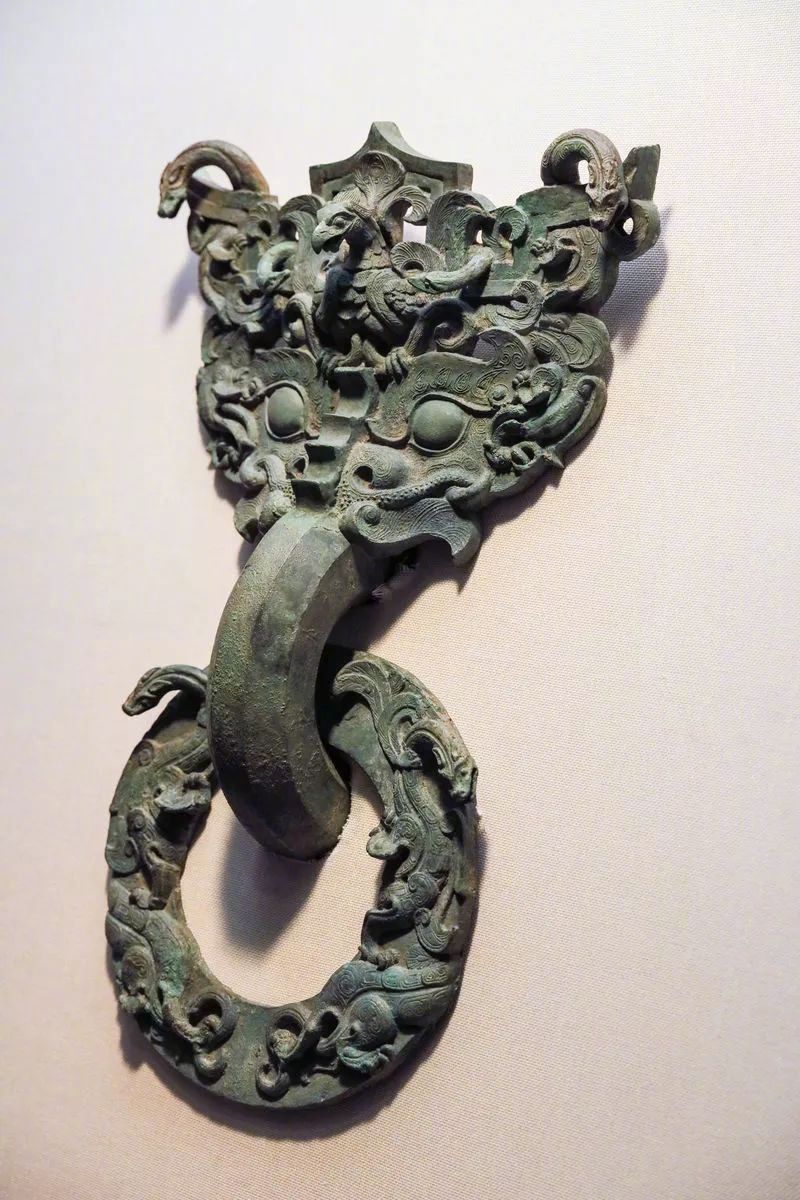 1966年出土于燕下都遗址的透雕龙凤纹铜铺首