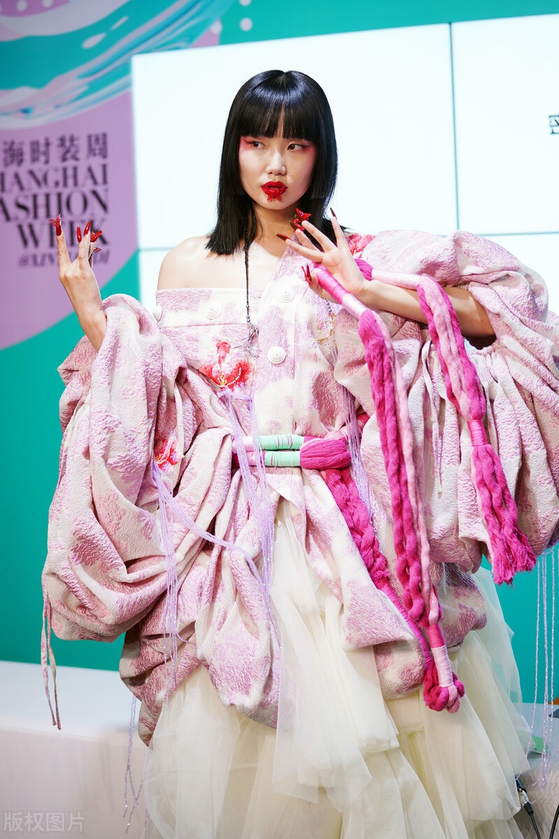 黄玲登台走秀 来看范儿十足 身材爆赞