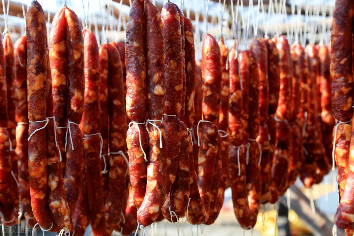 灌香肠前,猪肉用不用清洗?学会正确做法,香肠才会又香又入味