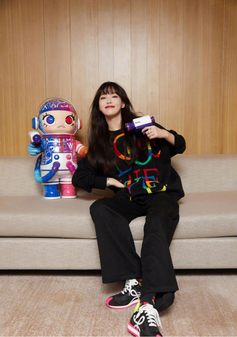 温暖随性的日常穿搭真的很上头!看唐嫣的穿搭就知道,超有范的休闲区蓝鸢梦想 - Www.slyday.coM 温暖随性的日常穿搭真的很上头!看唐嫣的穿搭就知道,超有范的休闲区蓝鸢梦想 - Www.slyday.coM