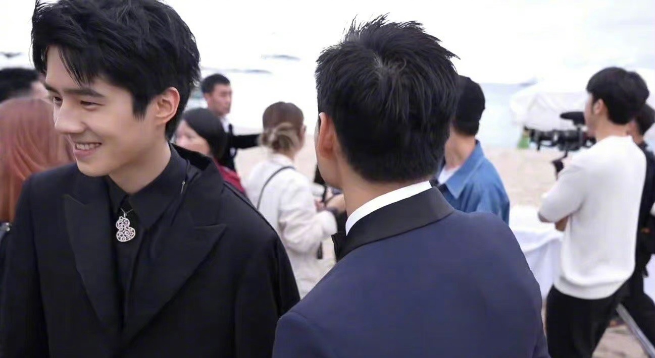 刘昊然周冬雨同框对视好甜__财经头条