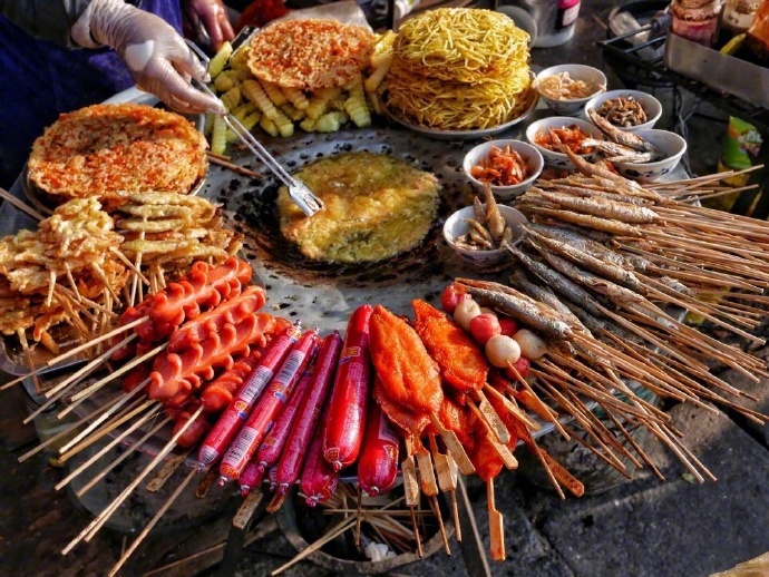 大理小普陀路边的当地渔民卖的小吃