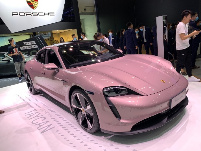 这次 上的保时捷的冰莓粉taycan捕获了多少小姐姐的心但是…请思考