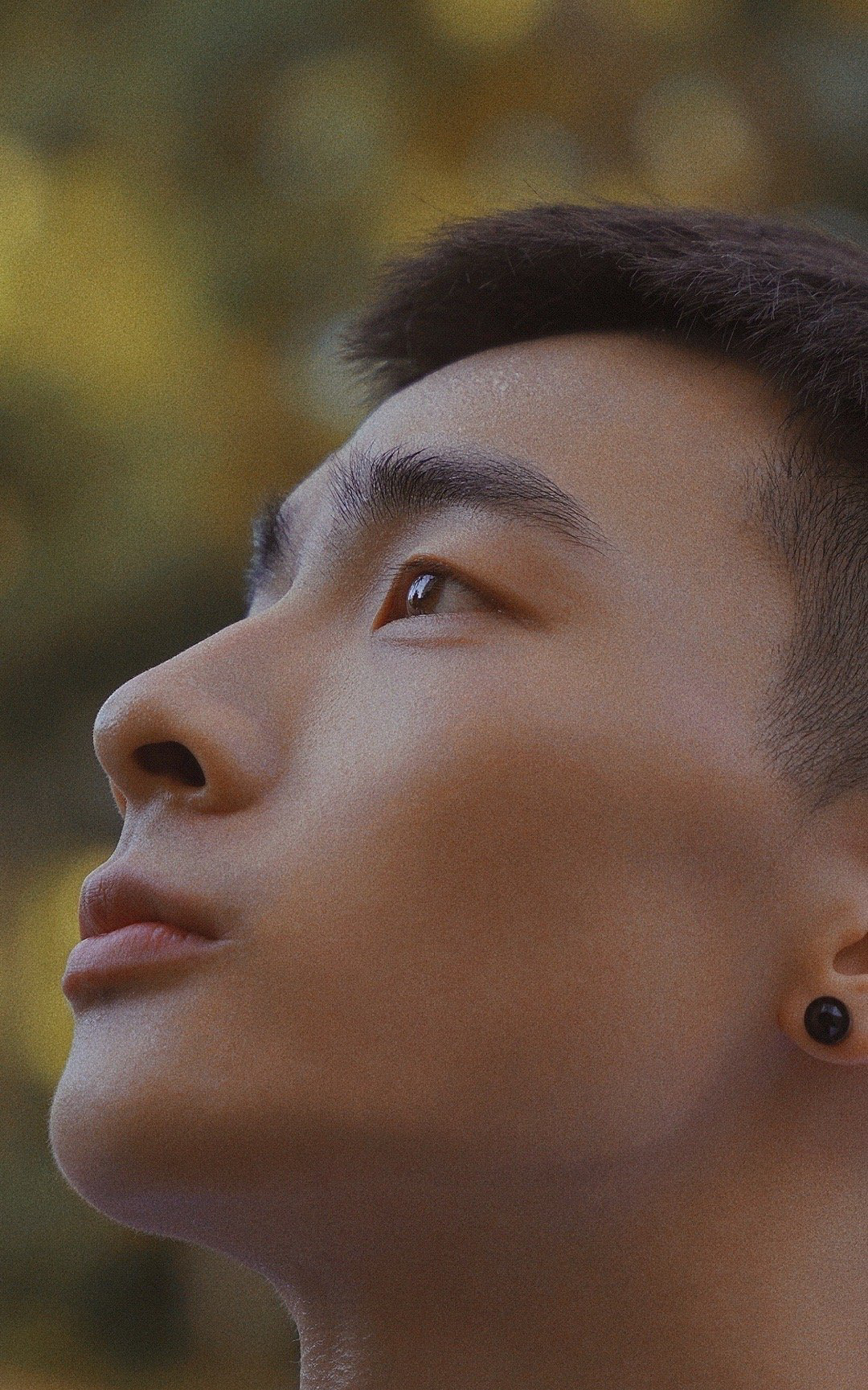 炯炯有神的眼睛,英气十足的眉毛. 身材又好到爆炸