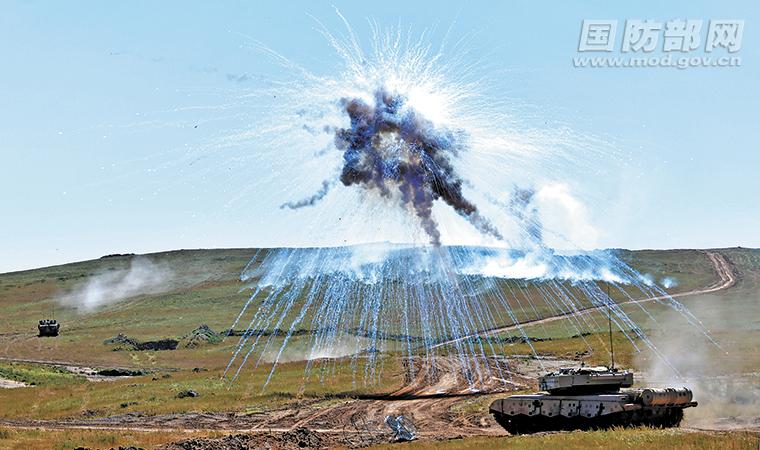 图为战车发射烟雾弹. 荣晓怡摄 来源:解放军报