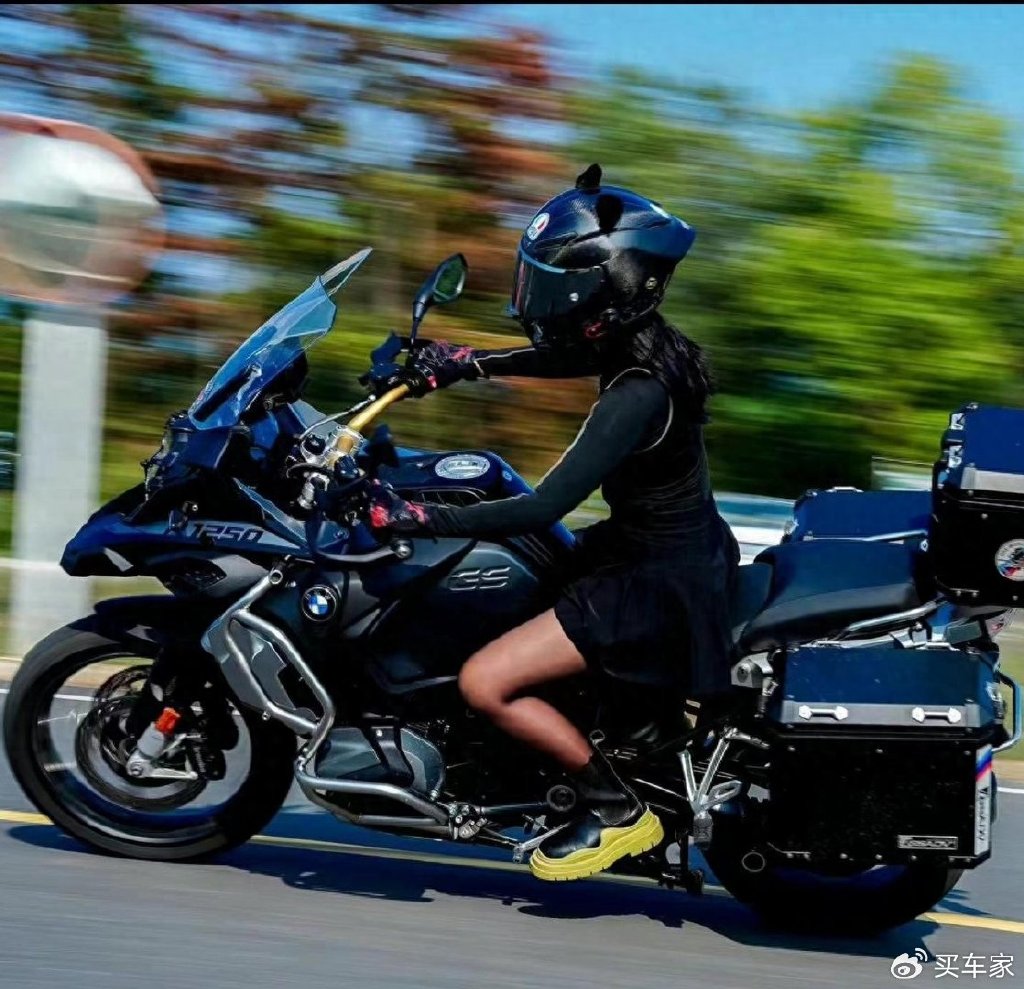 女骑网红拉不住摩托车价格崩盘但这也不是坏事