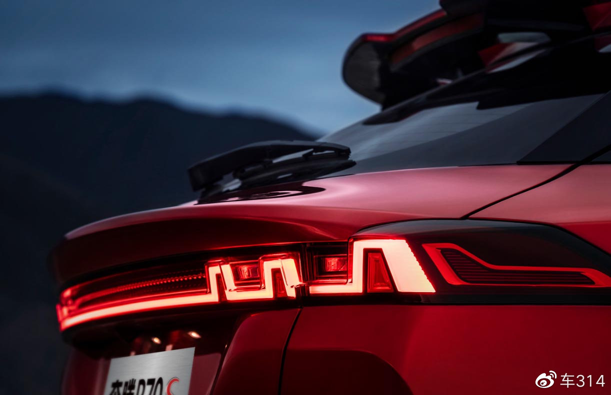 年轻人的第一款轿跑SUV，奔腾B70S对比长安UNI-T和领克02