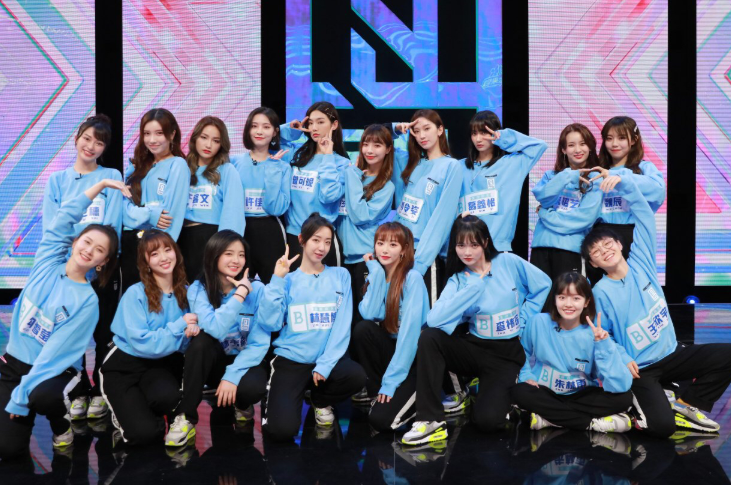 《青春有你2》a班合影,全员几乎都是冷漠脸,唯独她笑得很灿烂