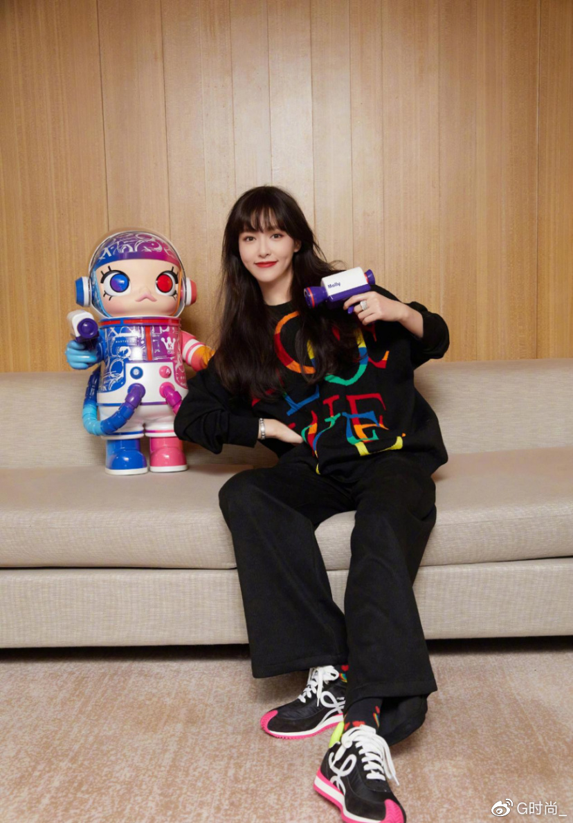 温暖随性的日常穿搭真的很上头!看唐嫣的穿搭就知道,超有范的休闲区蓝鸢梦想 - Www.slyday.coM 温暖随性的日常穿搭真的很上头!看唐嫣的穿搭就知道,超有范的休闲区蓝鸢梦想 - Www.slyday.coM