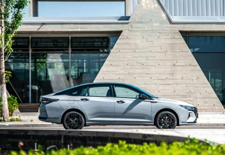 十万元买啥轿跑更好？全新奕炫MAX对比传祺影豹