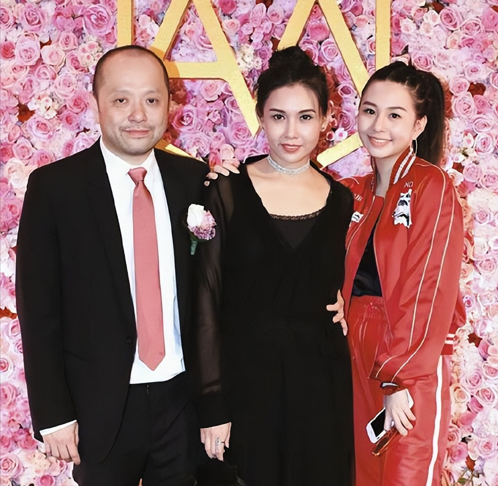 邱淑贞女儿沈月晒美照,穿吊带裙秀身材,像年轻时的妈妈星味十足-吸瓜