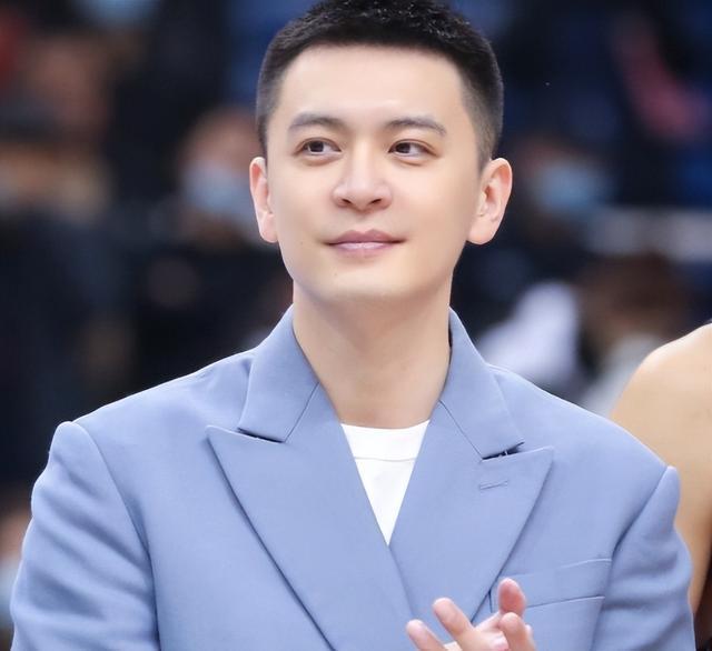 最主要的问题就出现在他的长相,杨鸣是一位非常帅气的男性,浓眉大眼