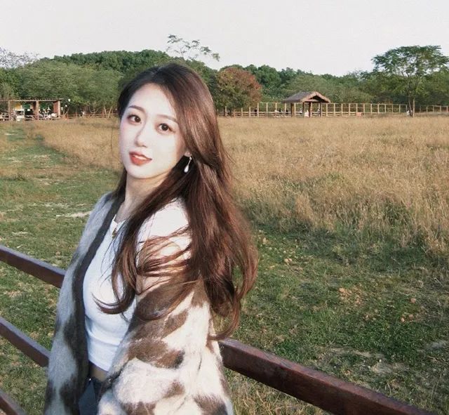 吴前女友晒照五官很精致毛衣外套穿一半露出辣妹装