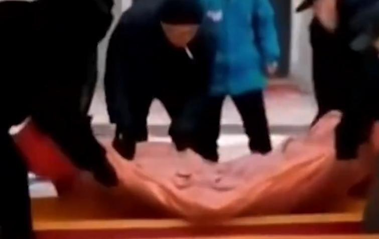 六旬男子扫雪时，不幸突发疾病身亡：心疼保洁员老伴这才下楼扫雪休闲区蓝鸢梦想 - Www.slyday.coM