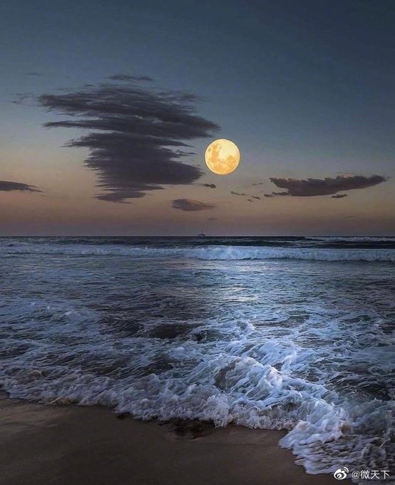 分享给大家摄影师镜头下的绝美月亮