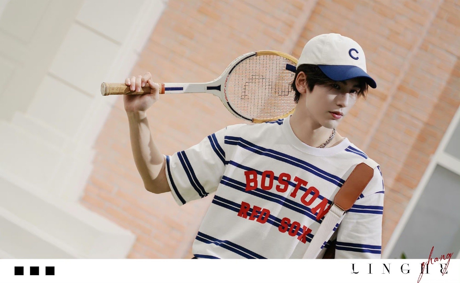 张凌赫蓝白条纹t恤随拍,是运动风的校园男神啊_高清图集_新浪网