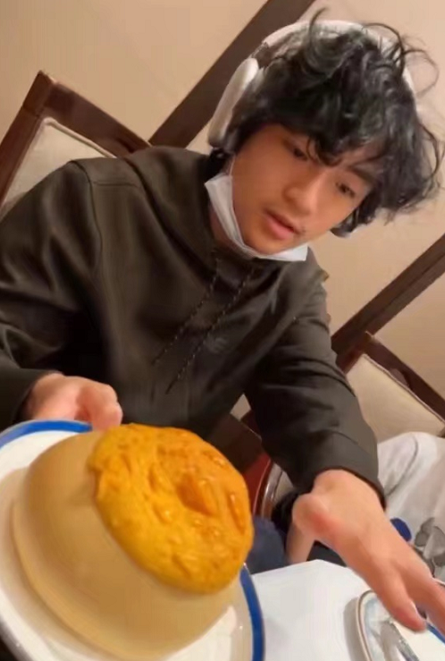 张柏芝大儿子久违露面lucas褪去稚气好成熟像极谢霆锋年轻时