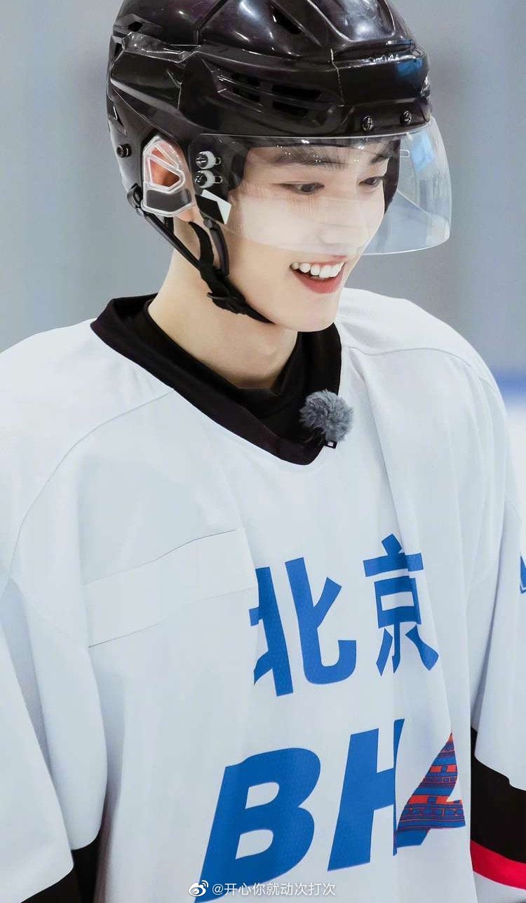 穿上冰球服的肖战又把谁帅到了阳光帅气的运动大男孩
