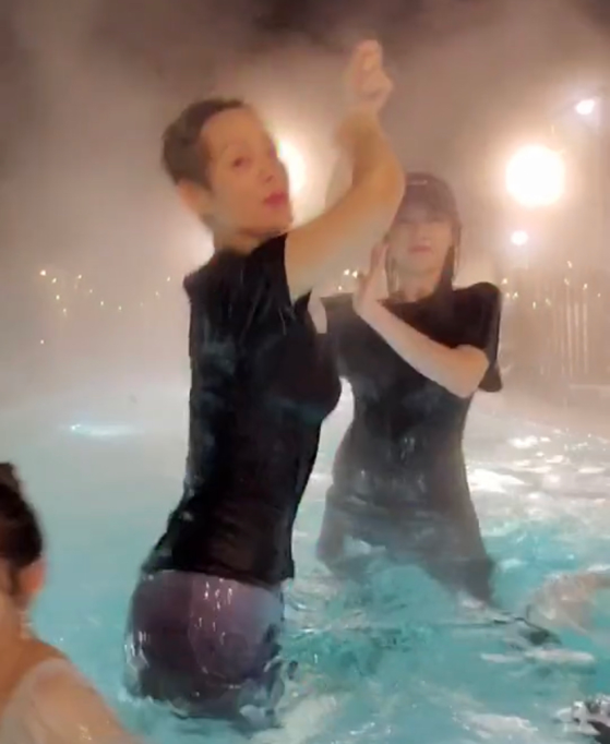 48岁宁静泡温泉时热舞,素颜状态佳,好身材不输31岁的张含韵