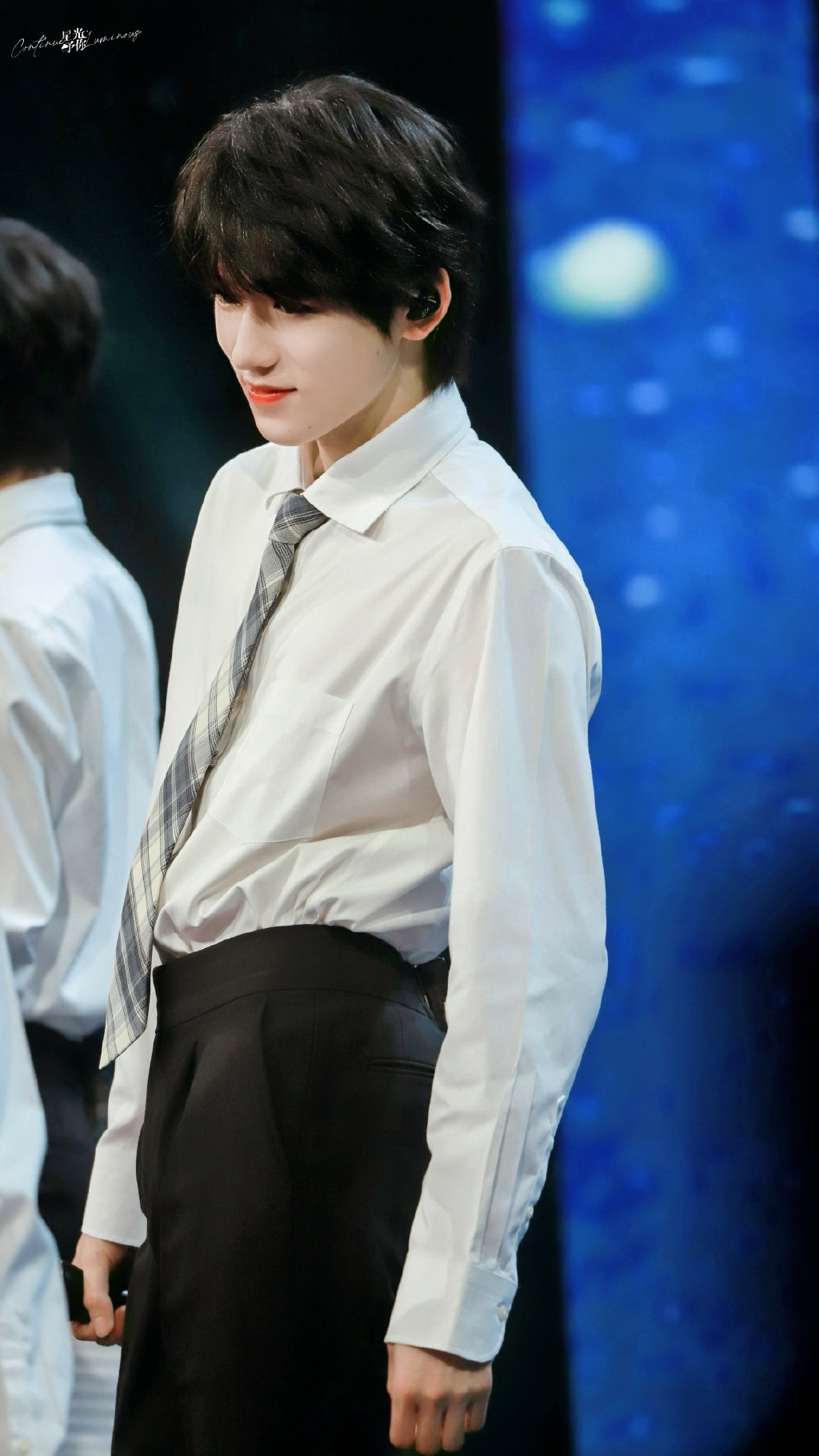 宋亚轩白衬衫黑西裤也太好看了吧……__财经头条