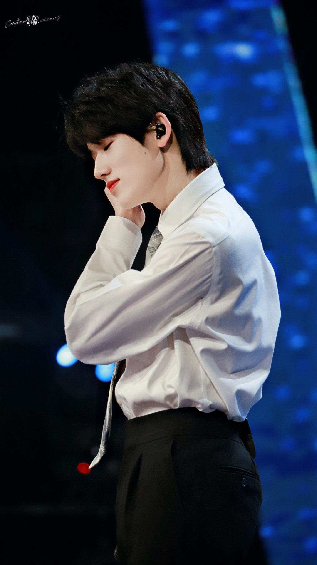 宋亚轩白衬衫黑西裤也太好看了吧……__财经头条