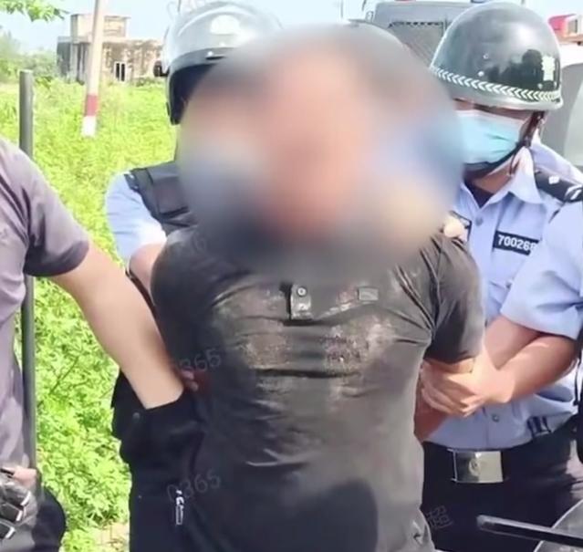 在广东省茂名市电白区麻岗中心小学东南侧,一名正在执勤的交警被砍伤