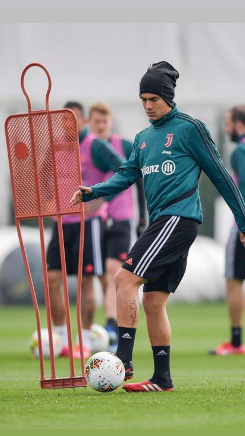 迪巴拉训练照一边练一遍闹没错就是他