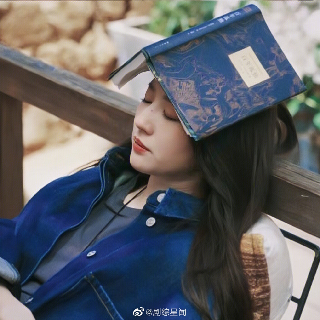 网友在洛杉矶偶遇刘亦菲逛书店,看来神仙姐姐是真的很爱看书啊